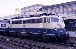 110 342 in ocanblau beige und Aufkleber 150 Jahre Eisenbahn in Deutschland im Bahnhof Mannheim Hbf