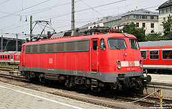110 347 in verkehrsrot im Bahnhof München Hbf 