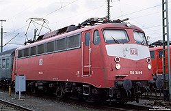 110 349 in orientrot im Bahnhof Köln Deutzerfeld