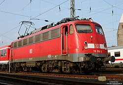 110 356 in verkehrsrot im Bahnhof Köln Bbf 