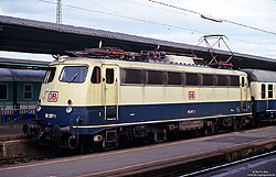 110 357 vom Bw Hamburg in ozeanblau/beiger Lackierung in Kassel Hbf