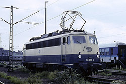 110 360 in ocanblau beige und altem Lüfterband im Bahnhof 