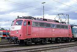 110 377 in orientrot und Klattegitter im Bahnhof Köln Deutzerfeld