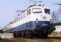 110 379 in ocanblau beige im Bahnhof Paderborn Hbf