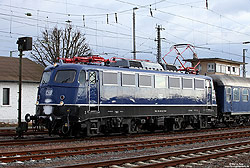 110 428 der TrainRental International GmbH (TRI) in blauer Lackierung im Bahnhof Hanau