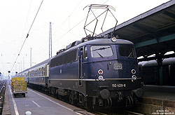 110 429 in blauer Lackierung im Bahnhof Kassel Hbf
