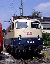 110 439 in ocanblau beige mit Wendezugsteuerung und Zugzielanzeige im Bw Köln Bbf 