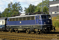 110 455 in blauer Lackierung im Bahnhof Warburg