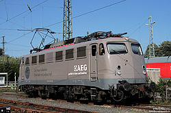 110 457 mit Werbung für AEG-Innovationszug im Bahnhof Köln Bbf