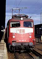 110 467 in orientrot und mit LZB im Bahnhof Offenburg