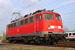 110 472 in verkehrsrot im Bahnhof Emden Hbf