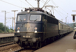 110 473 in blauer Lackierung im Bahnhof Altenbeken