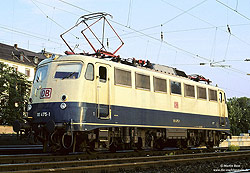 110 475 in ocanblau beige und mit Flexicoilkastenabstützung im Bahnhof Koblenz Hbf