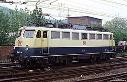 110 in ocanblau beige mit Fexicoil-Kastenabstützung im Bahnhof Hagen Hbf