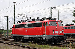110 480 in verkehrsrot mit durchgehendem Lüfterband und Seitenfenster im Bahnhof Emden Hbf