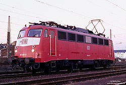 110 481 in orientrot im Bahnhof Koblenz Mosel