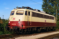 Portrait der 110 485 ex 112 485 in rot/beige in Paderborn Hbf