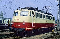 Portrait der 112 490 mit Aufkleber 150 Jahre Eisenbahn in Deutschland in Hannover Messebahnhof