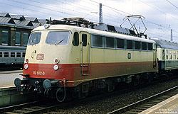 112 501 in rot beige im Bahnhof Paderborn Hbf