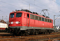 115 198 ex 110 198 in verkehrsrot im Bahnhof Köln Bbf 