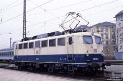 139 175 ex 110 157 in oceanblau beige im Bahnhof München Hbf