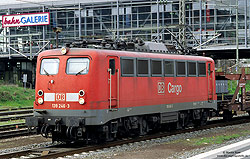 139 246 ex 110 246 in verkehrsrot im Bahnhof Darmstadt Hbf