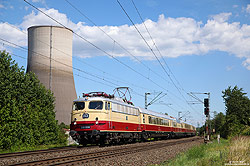 113 309 als E10 1309 der Train Rental International GmbH (TRI) bei Urmitz mit Kühlturm vom AKW Mülheim Kärlich