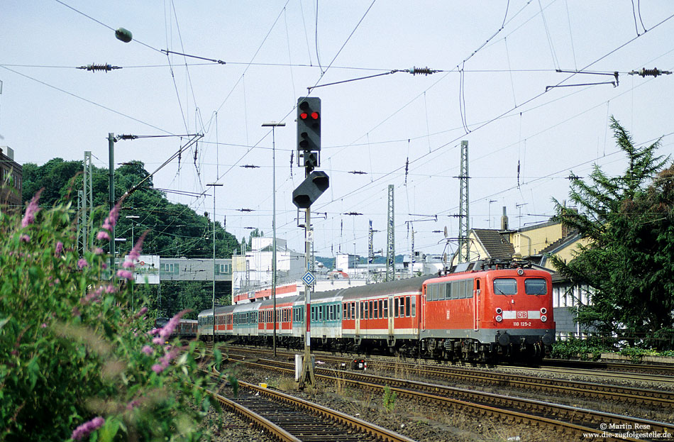 110 125 mit n-Wagen als RE11220 bei Wuppertal Unterbarmen