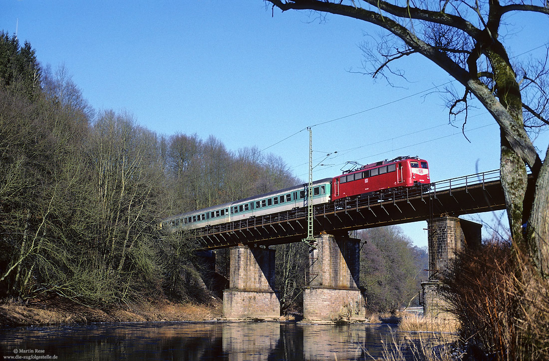 110 152 in orientrot auf der Siegbrücke in Rosbach an der Siegstrecke