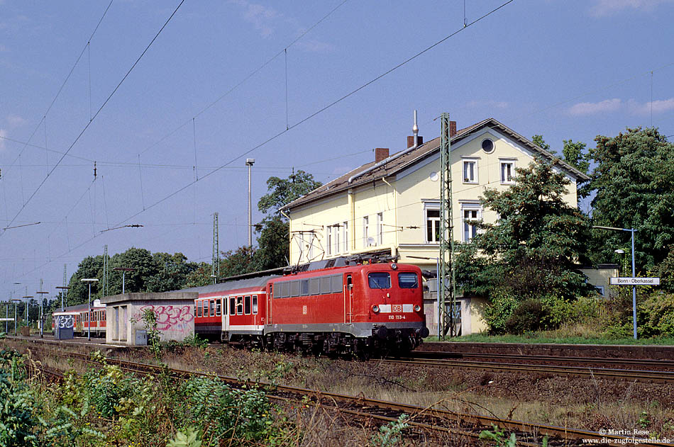 110 153 in verkehrsrot auf der rechten Rheinstrecke im Bahnhof Bonn Oberkassen