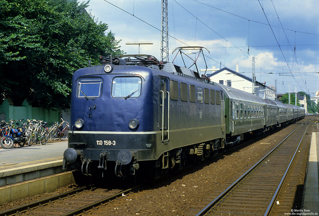110 158 in blau mit Interzonenzug D1452 in Paderborn Hbf