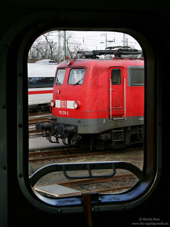 110 210 in verkehrsrot aus dem Seitenfenster einer 110 in Köln Bbf