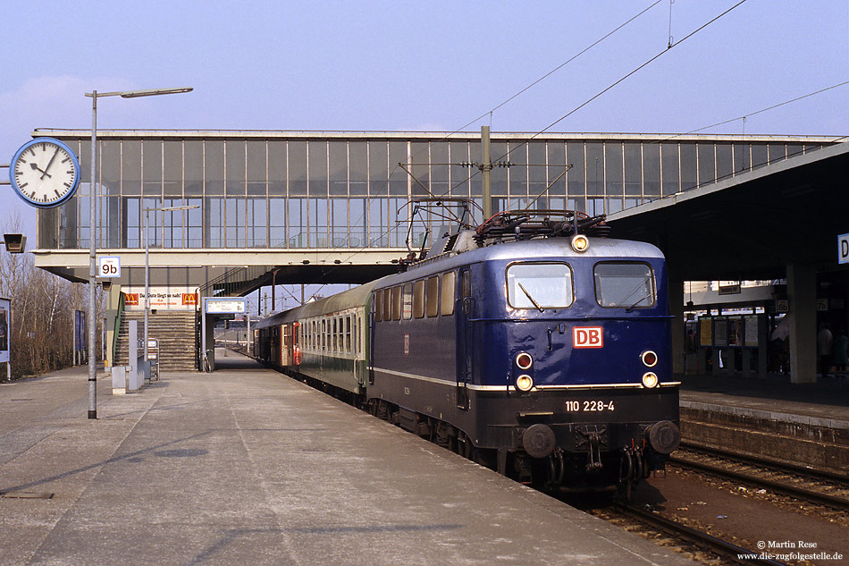 110 228 in blau mit rotem Magerkeks im Bahnhof Heidelberg Hbf