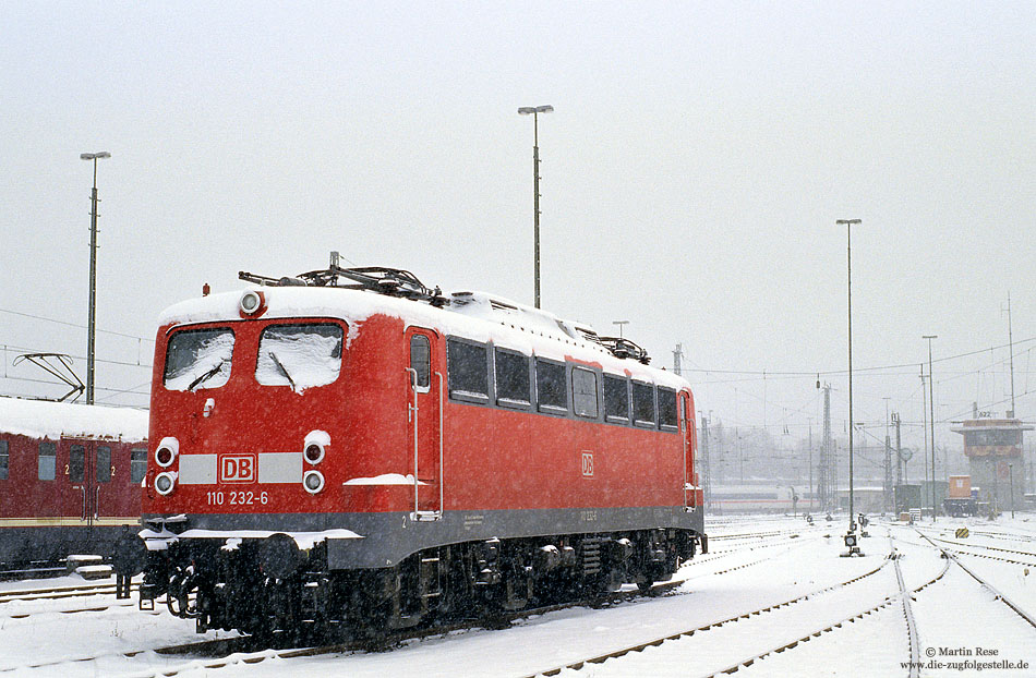 110 232 abgestellt und eingeschneit im Bw Stuttgart im Schnee