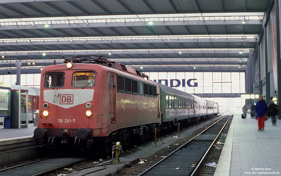 110 241 in orientrot in der Bahnhofshalle München Hbf
