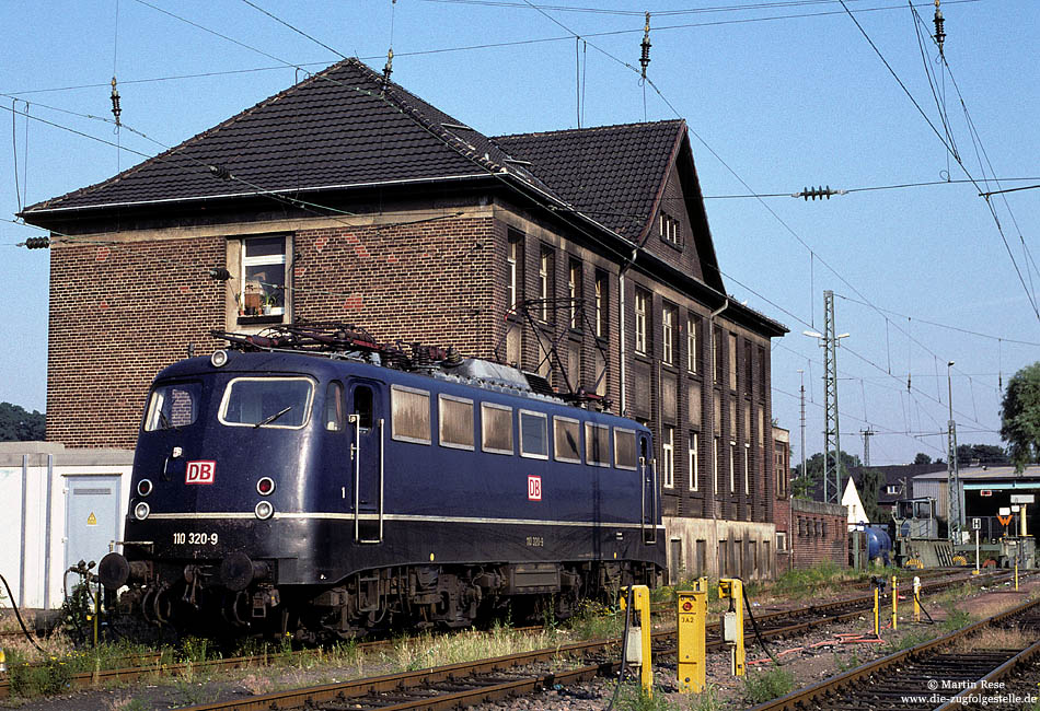 110 320 in blau vor dem Kantinengebäude in Köln Betriebsbahnhof