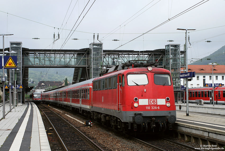 110 326 mit RE4093 im Bahnhof Neustadt Weinstraße