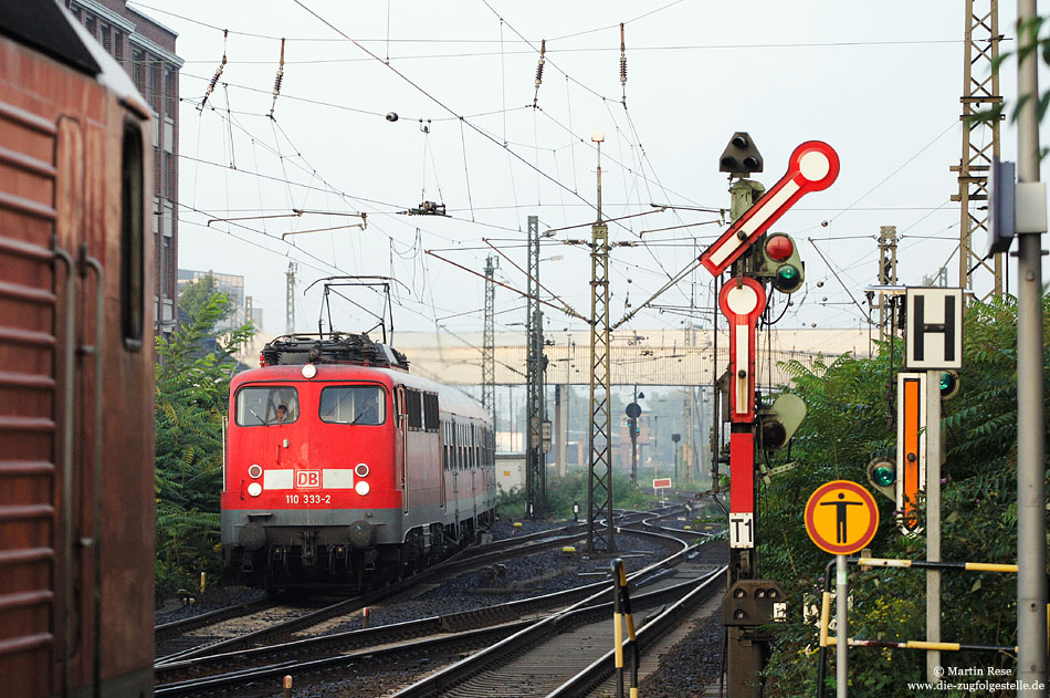 110 333 mit RE12123 Koblenz - Frankfurt in Rüsselsheim mit Formsignal