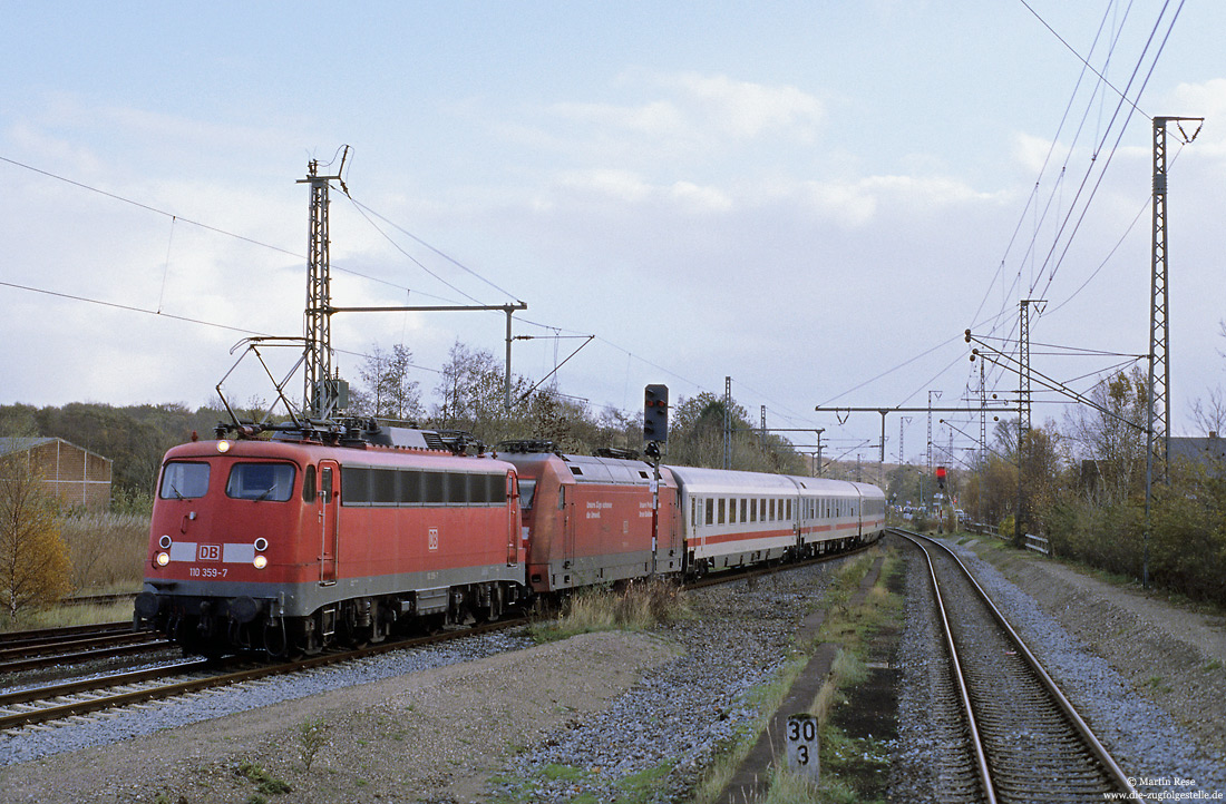 110 359 mit IC431 nach Norddeich Mole im Bahnhof Norden