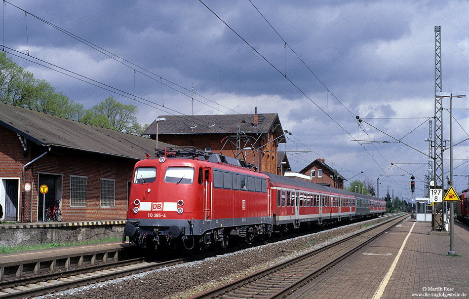 110 365 in verkehrsrot im Bahnhof Twistringen
