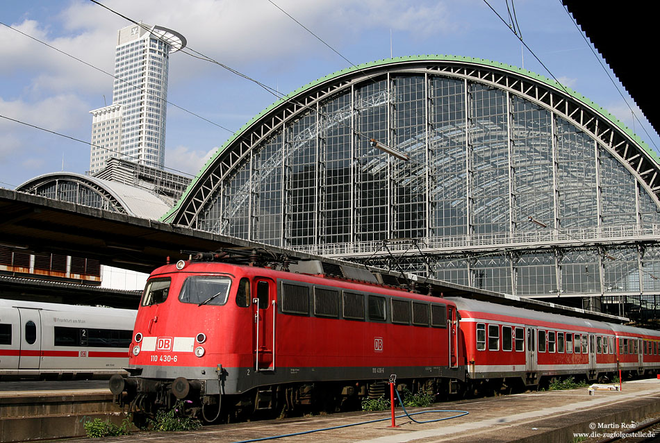 110 430 im Bahnhof Frankfurtam Main Hbf mit Bahnhofshalle