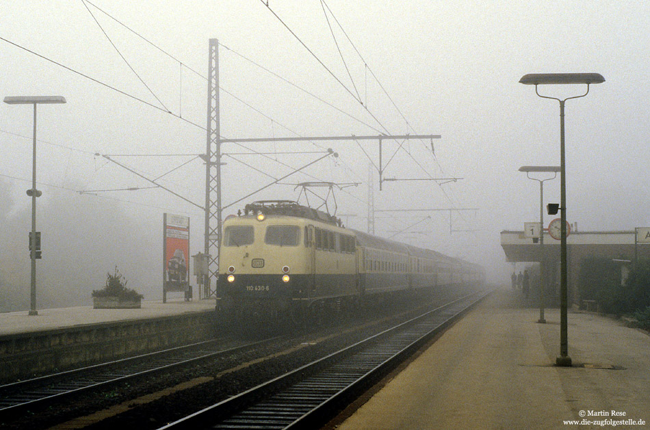 110 430 in oceanblau beige im Nebel im Bahnhof Lippstadt, D2641 und D2941