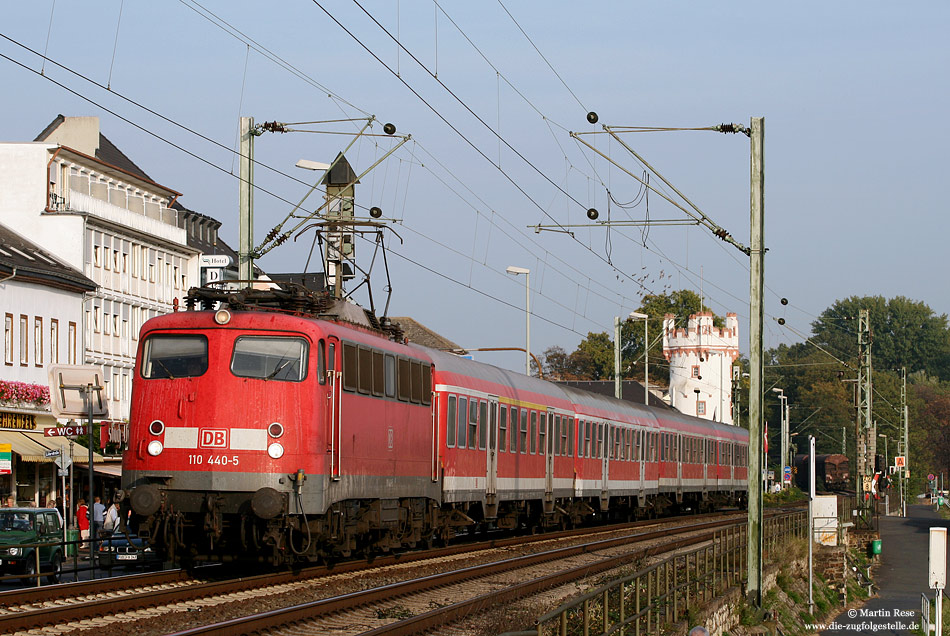 110 440 auf der rechten Rheinstrecke in Rüdesheim