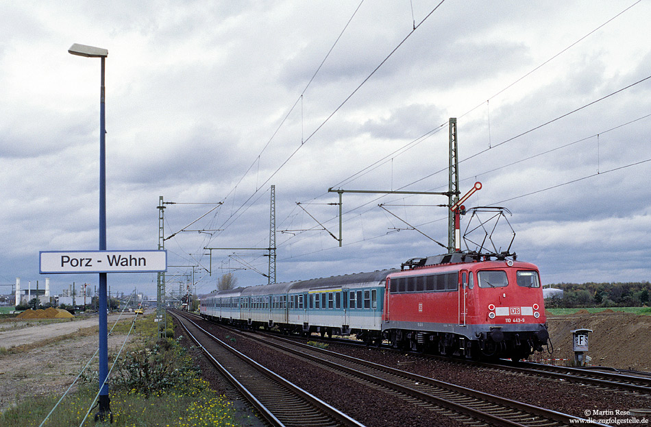 110 443 mit Zugzielanzeige mit Wendezug im Bahnhof Porz Wahn vor dem Umbau