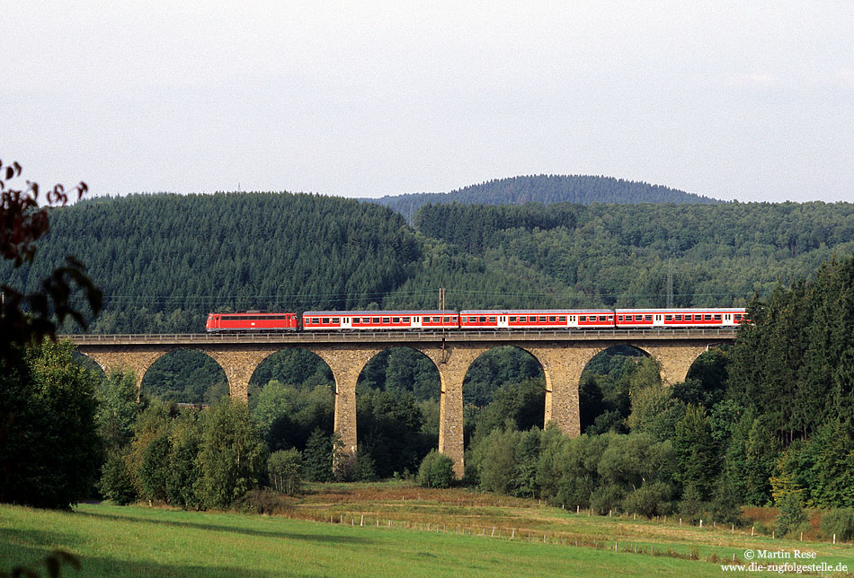 110 443 mit RE15188 auf dem Viadukt bei Rudersdorf