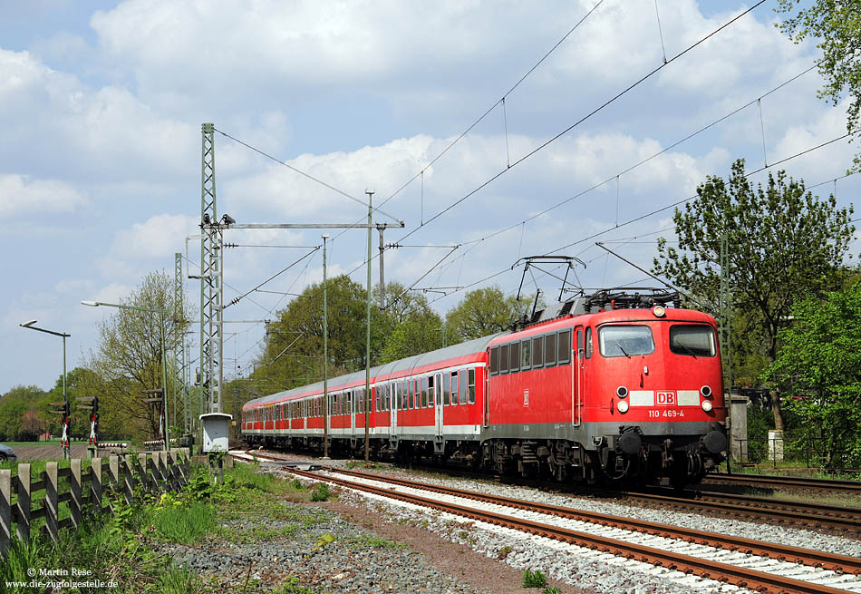 110 469 mit RE14149 auf der Emslandstrecke im Bahnhof Leschede