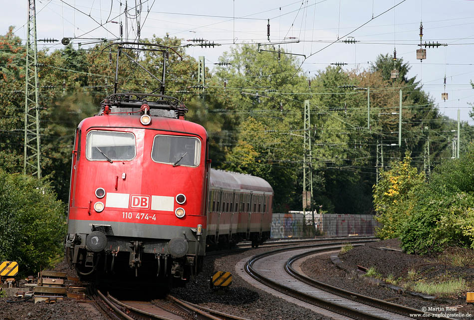 110 474 mit RB11219 im Bahnhof Opladen vor dem Umbau