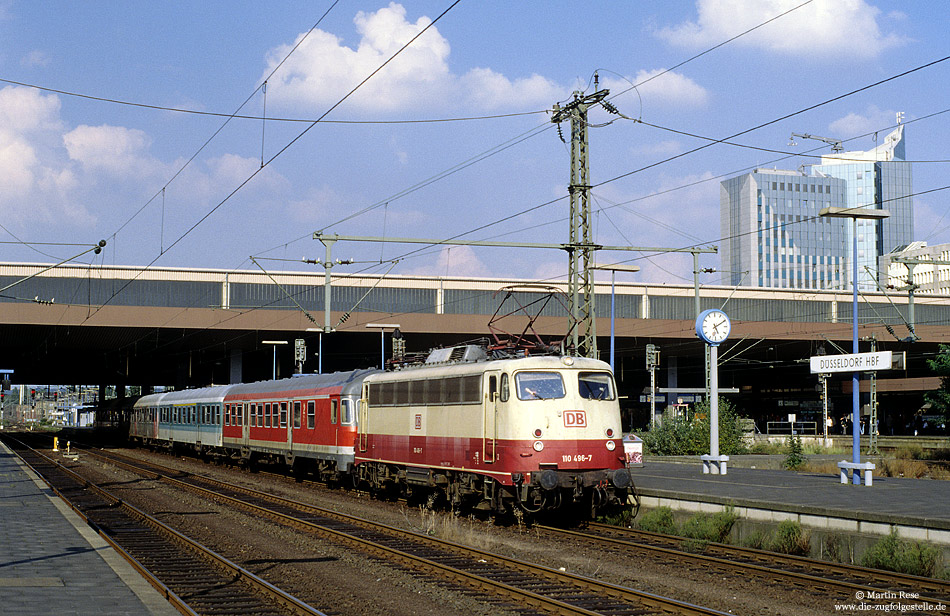 110 496 ex 112 496 in rot beige mit RE10260 im Bahnhof Düsseldorf Hbf
