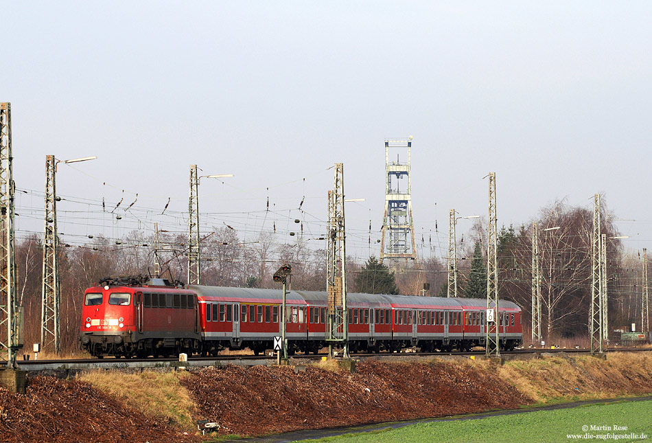 110 504 ex 112 504 mit RB39219 im Bahnhof Dortmund Derne mit Förderturm der Zeche Gneisenau