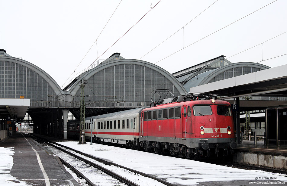 113 268 ex 112 268 mit IC1853 in Karlsruhe Hbf mit der Bahnhofshalle